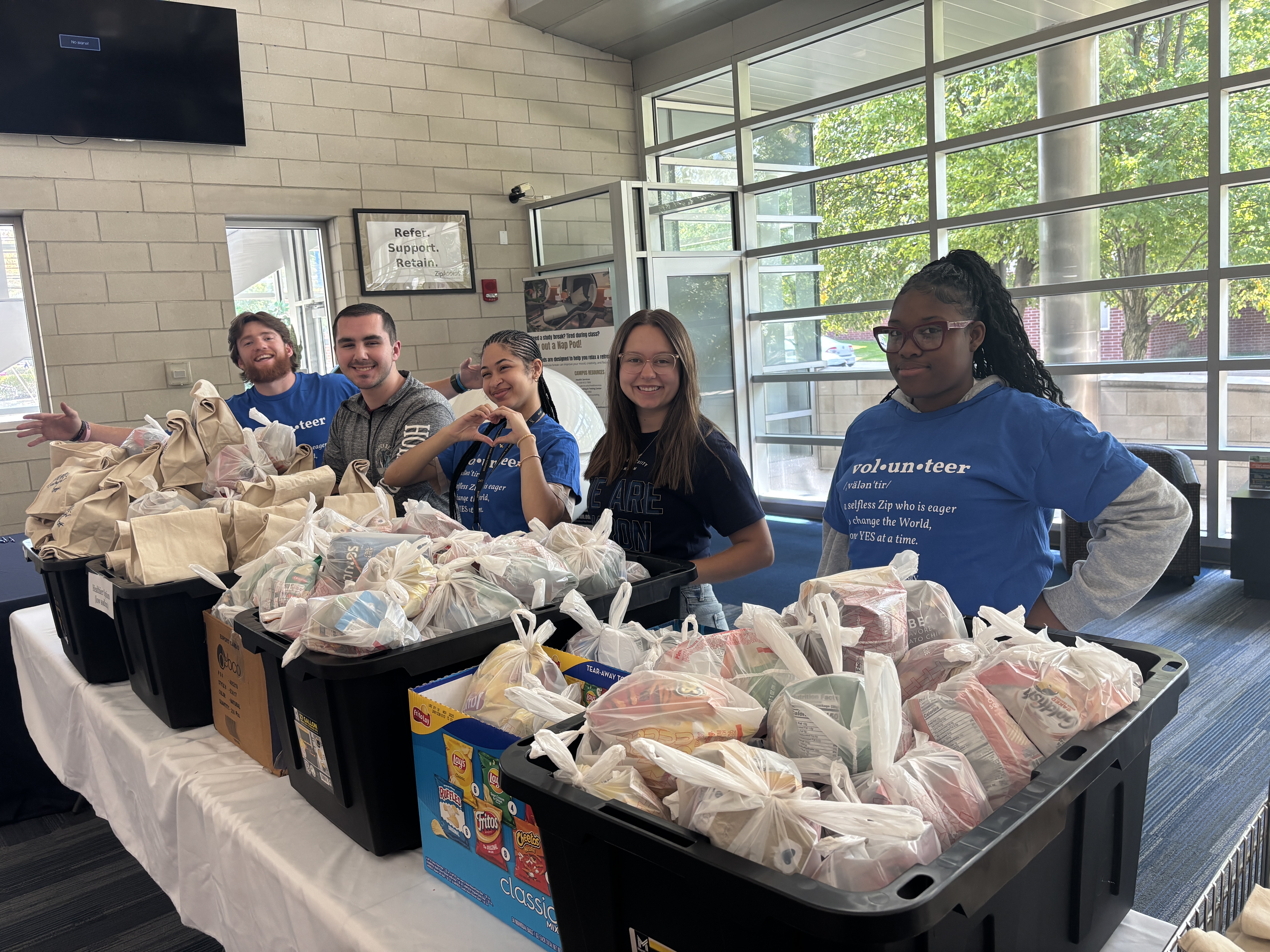zips-support-their-fellow-students-by-volunteering-in-the-campus-cupboard